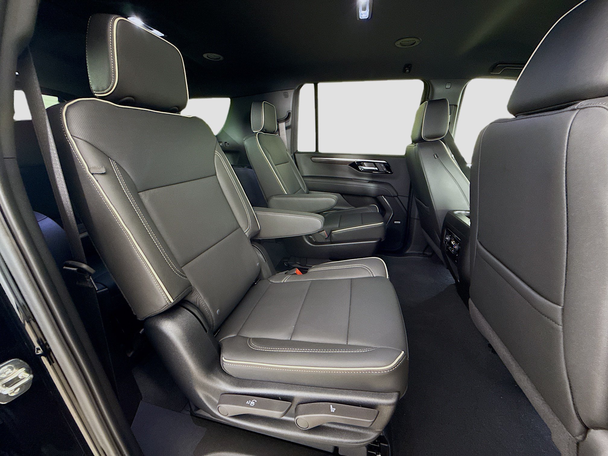 New 2026 Chevrolet Suburban Premier RWD image 30