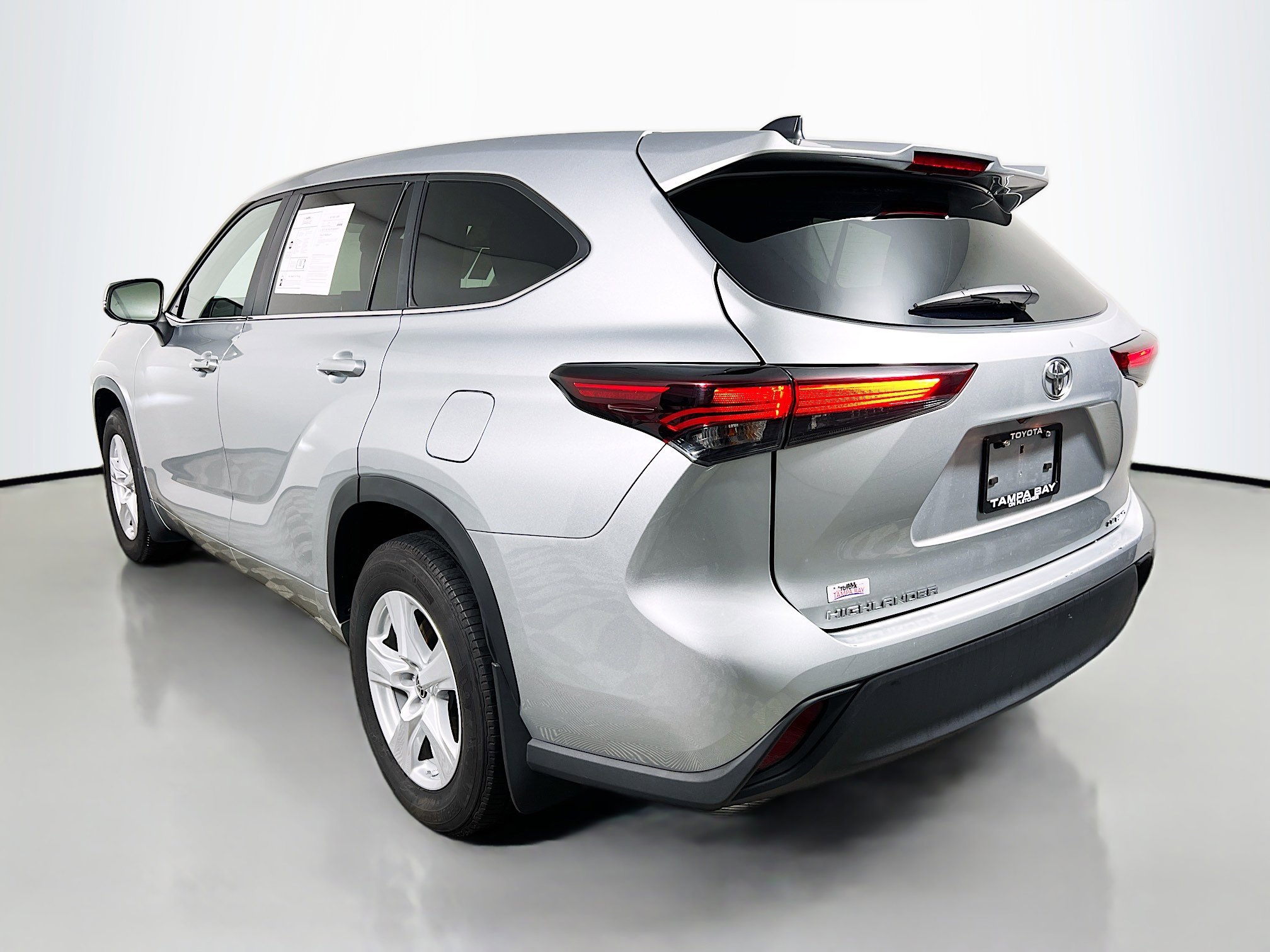 Used 2024 Toyota Highlander LE image 8