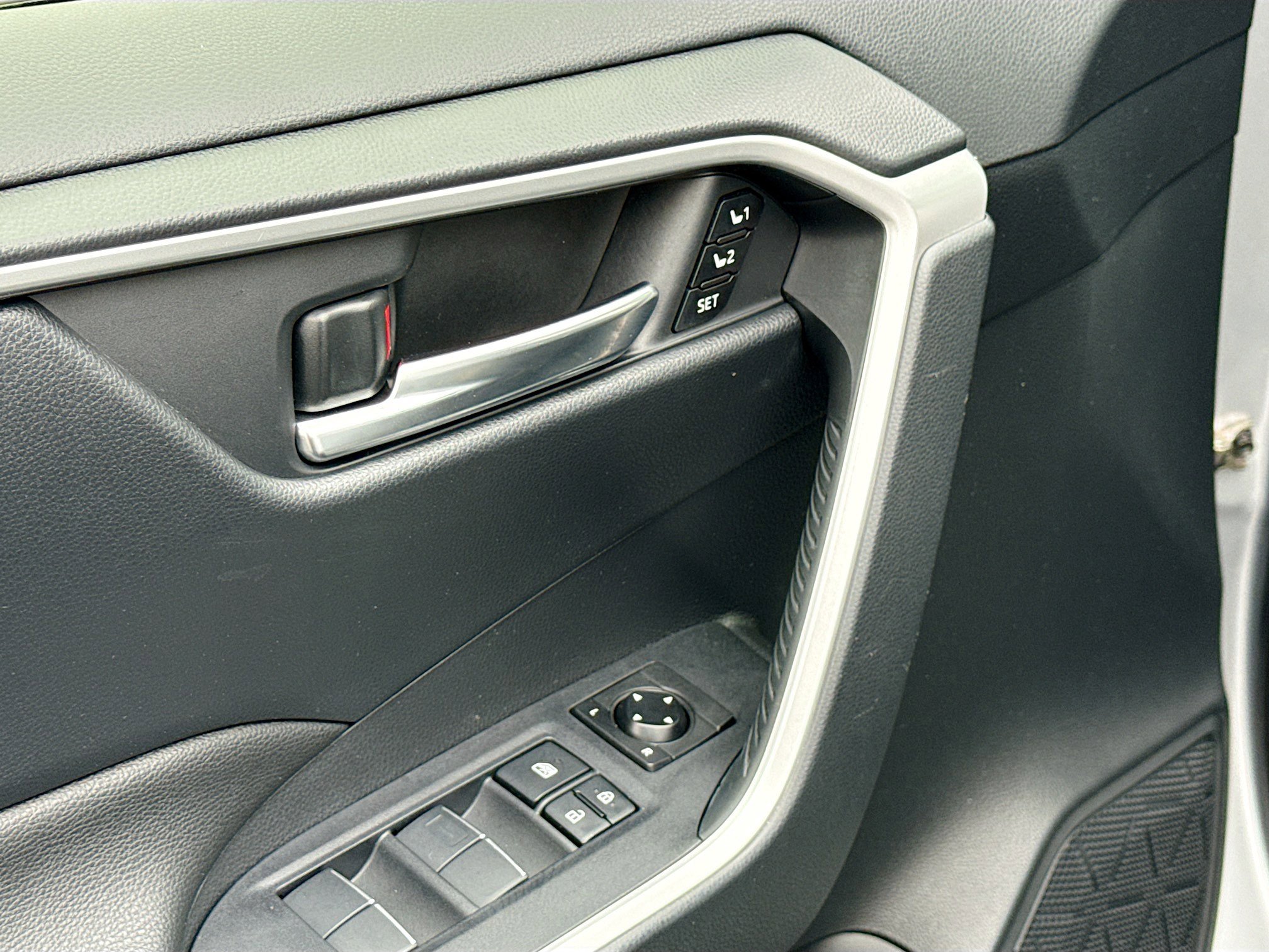 Used 2019 Toyota RAV4 XLE Premium image 8