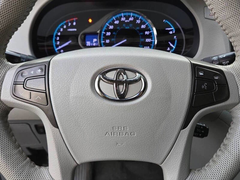 Used 2012 Toyota Sienna XLE w/ Premium Pkg FWD image 23
