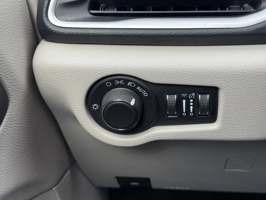 Certified 2023 Chrysler Voyager LX FWD image 21