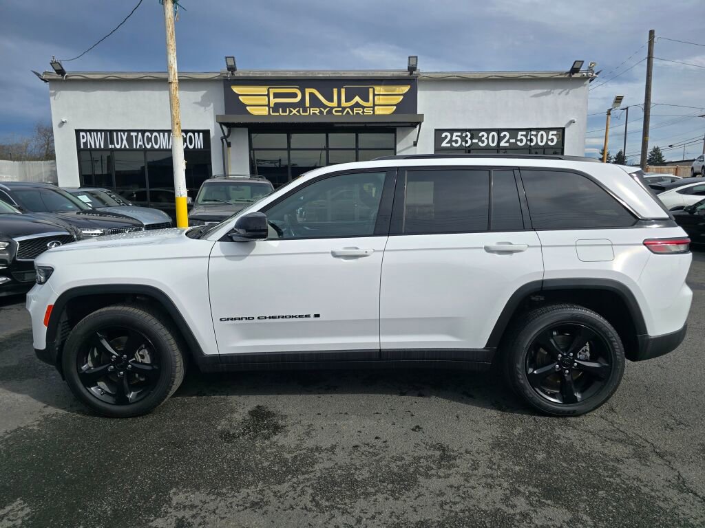 Used 2023 Jeep Grand Cherokee Altitude image 10
