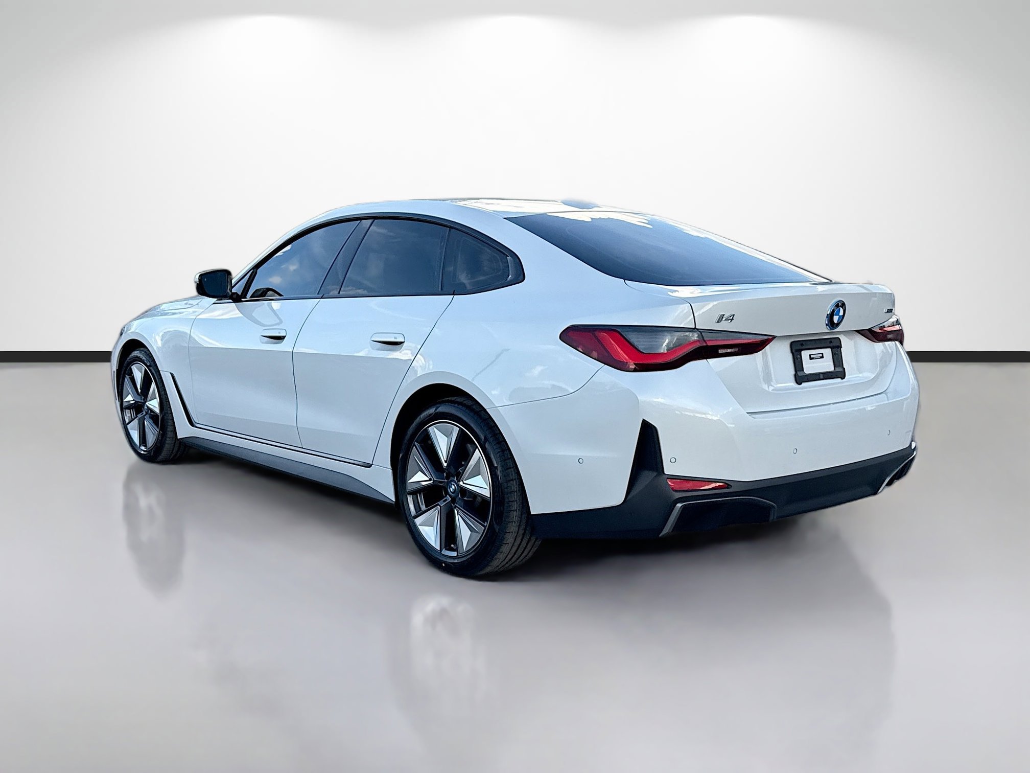Used 2023 BMW i4 eDrive35 image 5