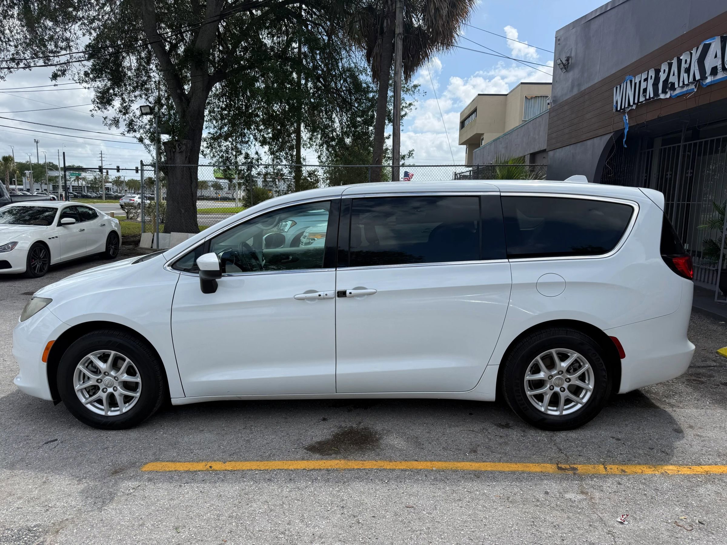 Used 2017 Chrysler Pacifica Touring FWD image 6