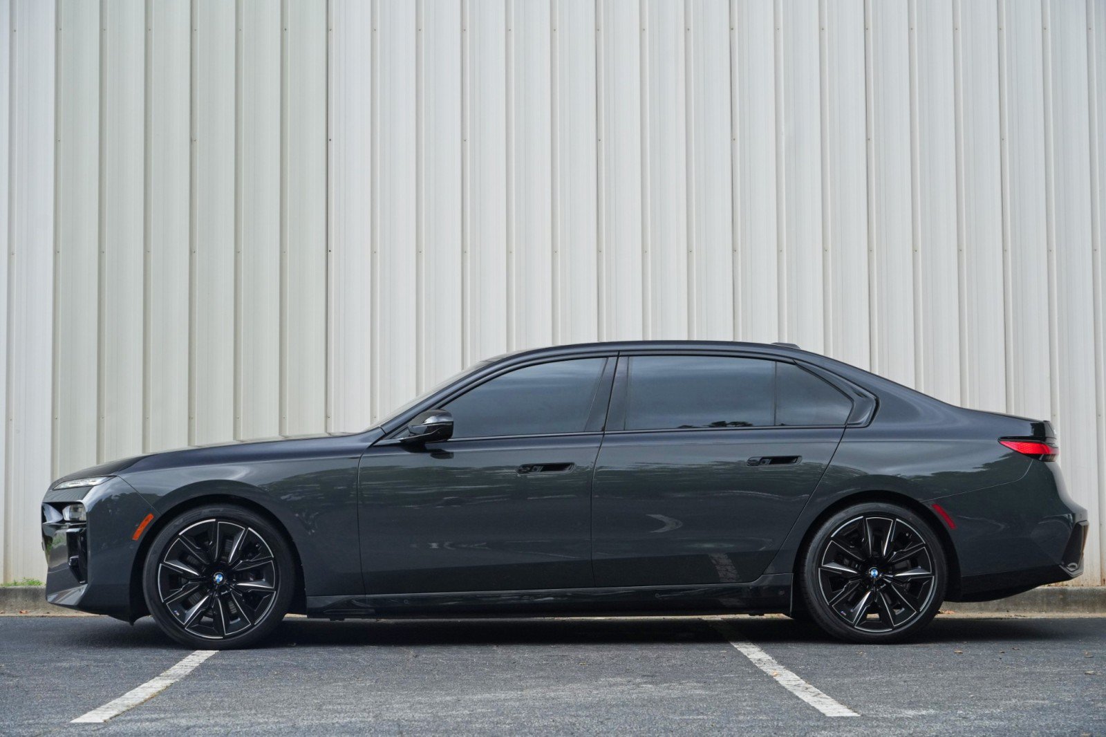 Used 2023 BMW i7 xDrive60 w/ Executive Package 2 AWD/4WD image 9