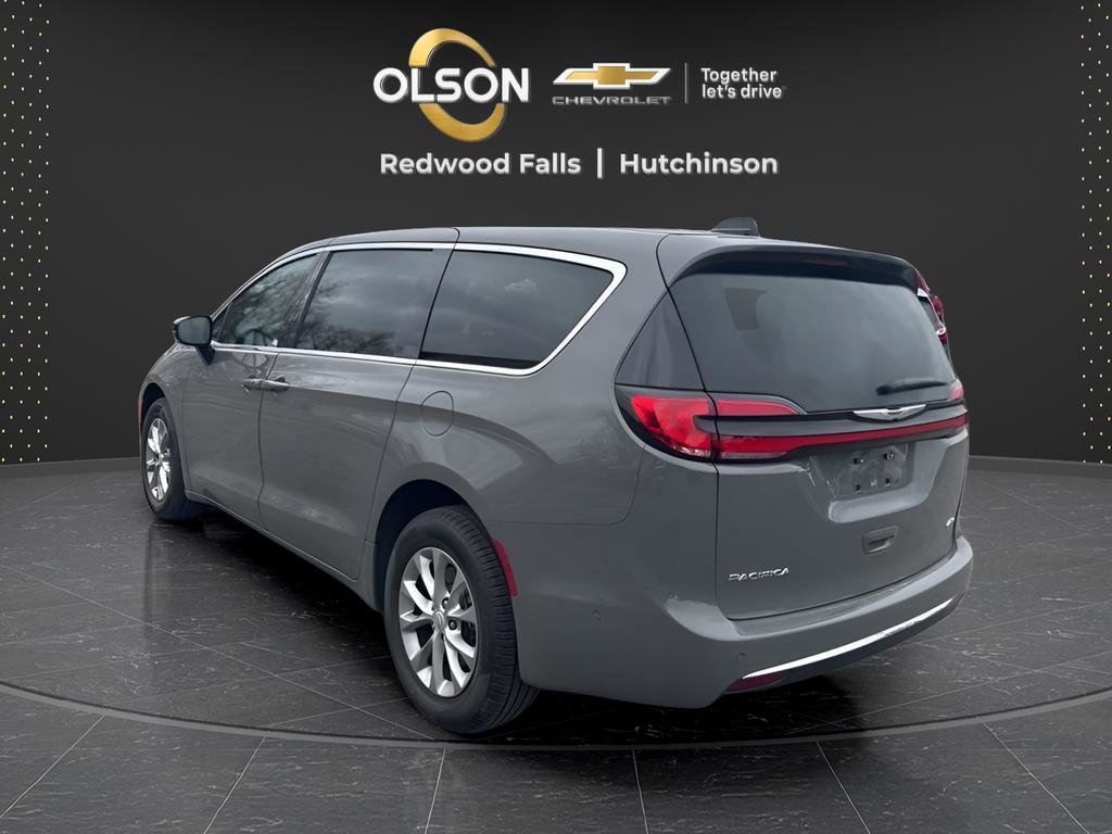 Used 2025 Chrysler Pacifica Select image 3