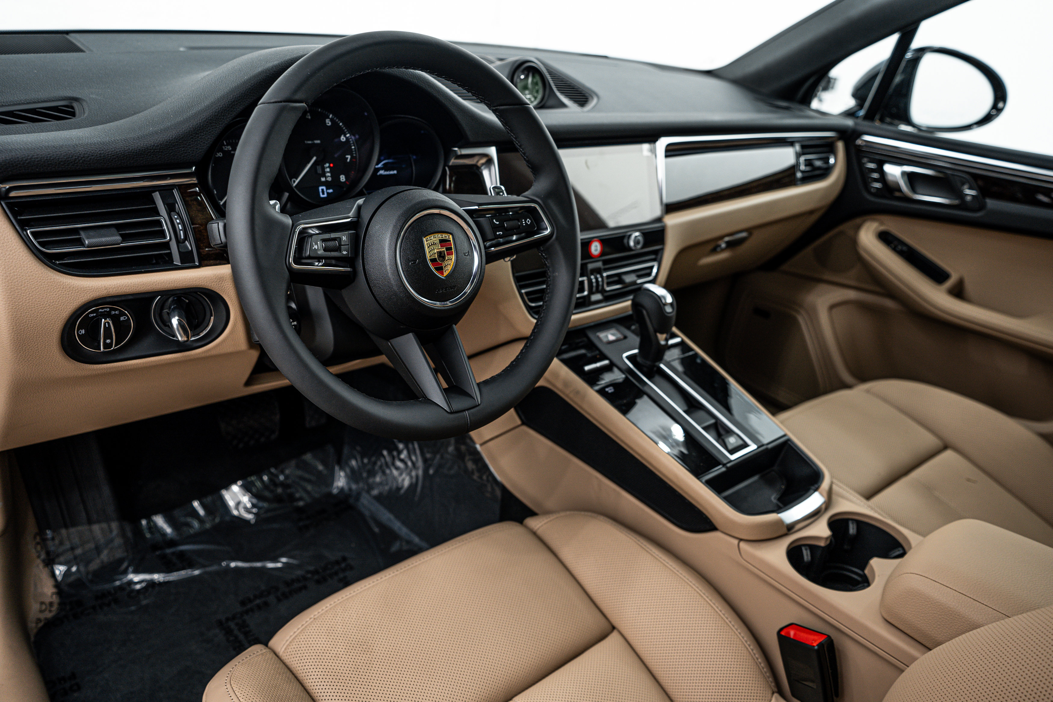 Certified 2025 Porsche Macan image 4