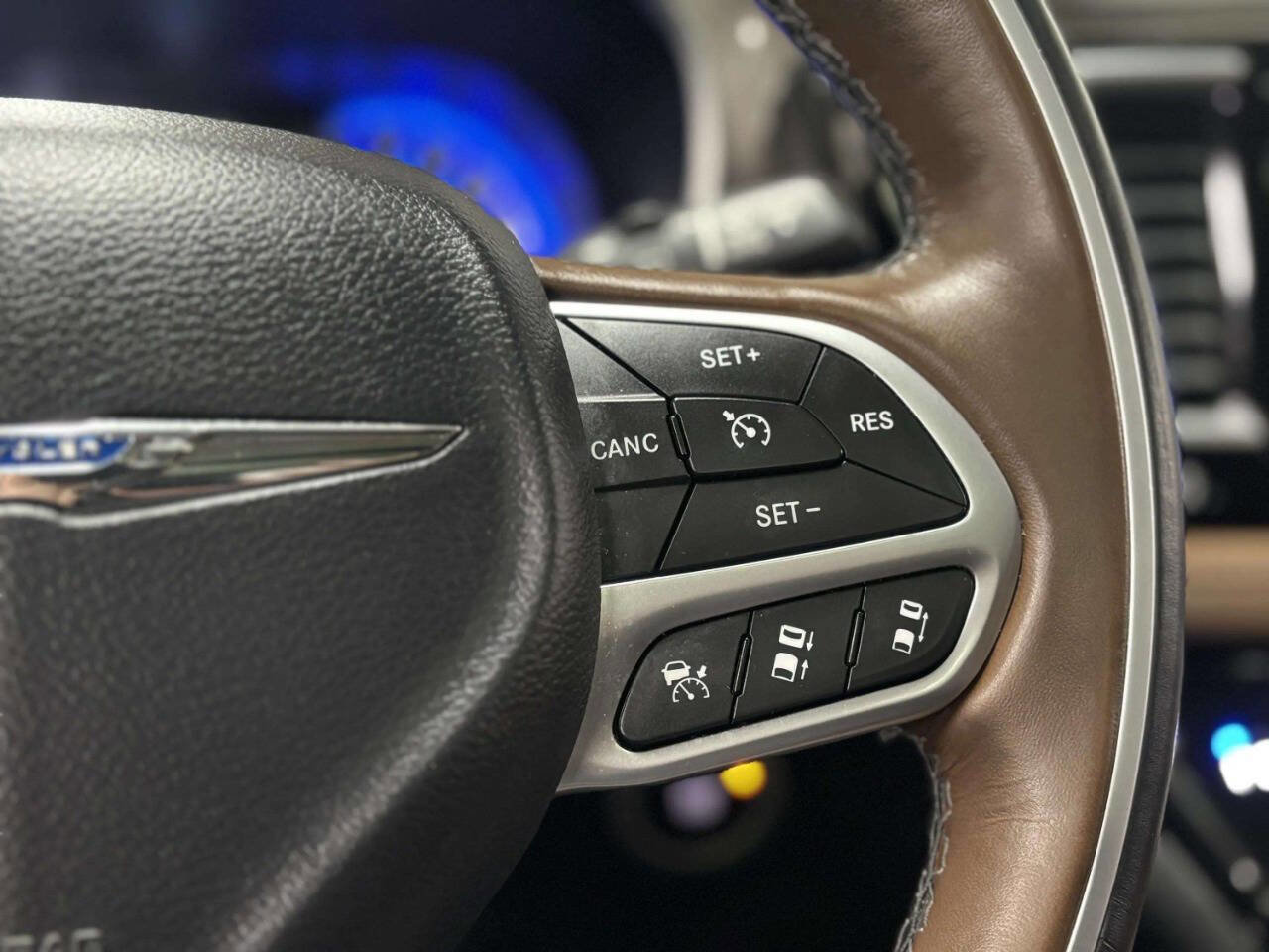 Used 2017 Chrysler Pacifica Limited image 54