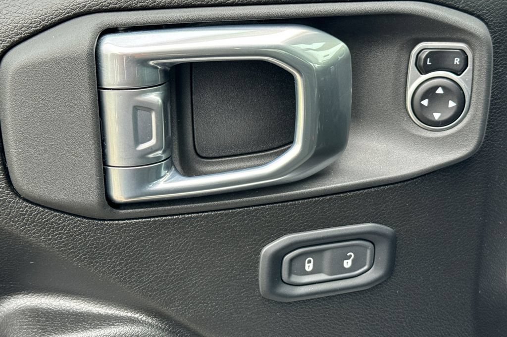 Used 2025 Jeep Gladiator Sport AWD/4WD image 12