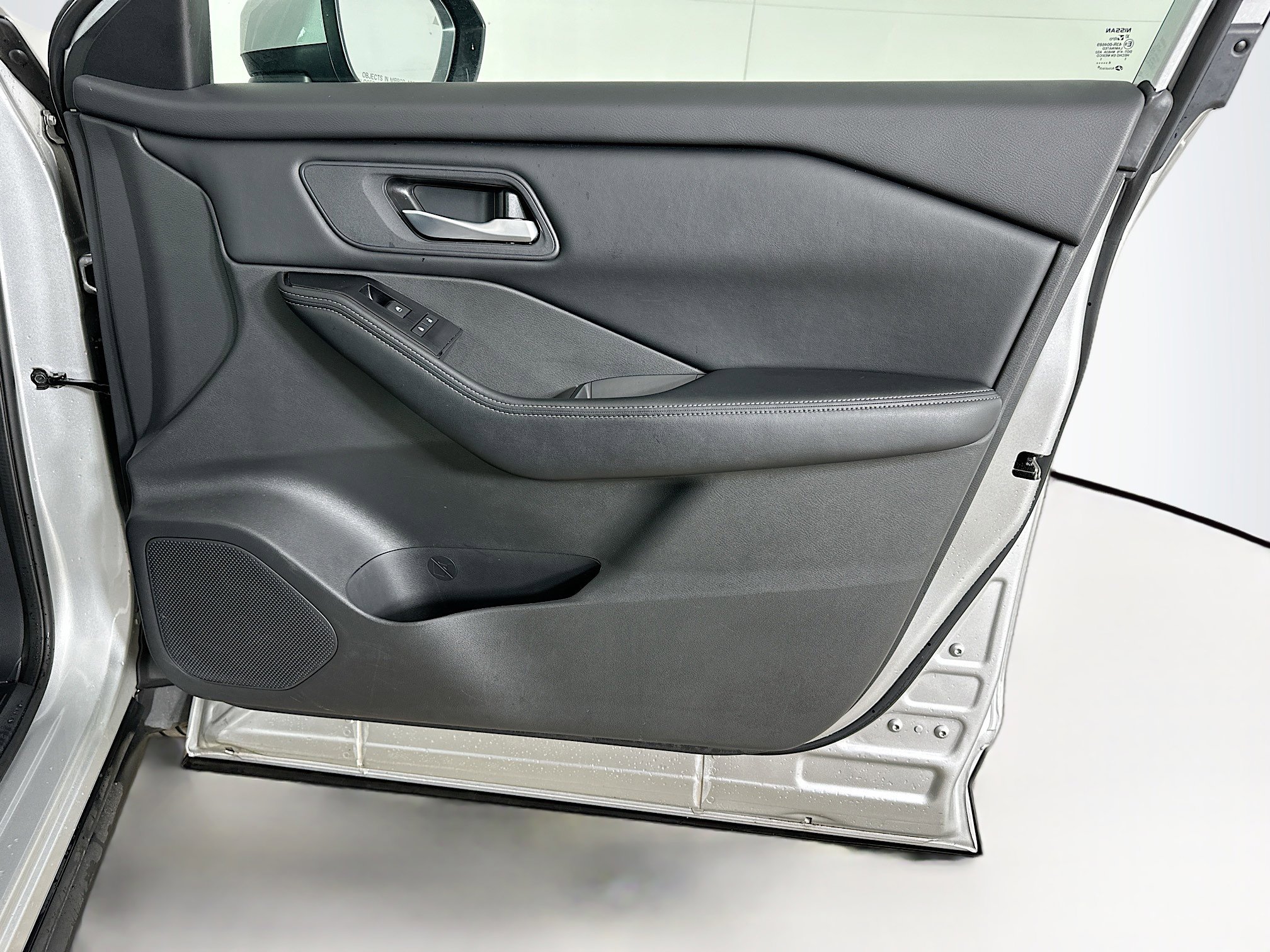 Used 2025 Nissan Rogue SV image 31