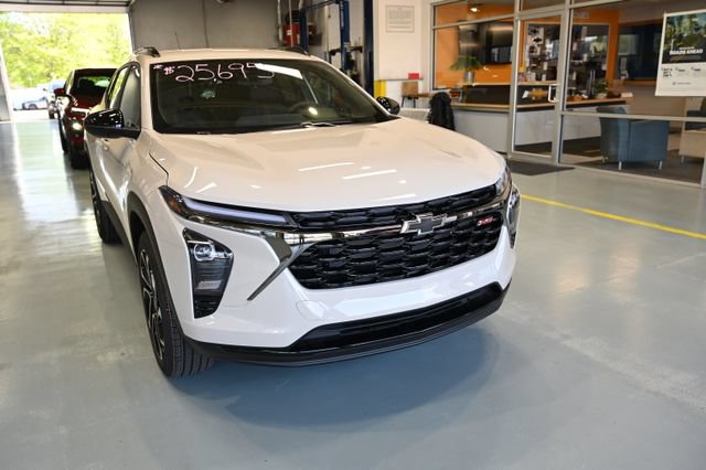 New 2026 Chevrolet Trax RS w/ Driver Confidence Package FWD image 3