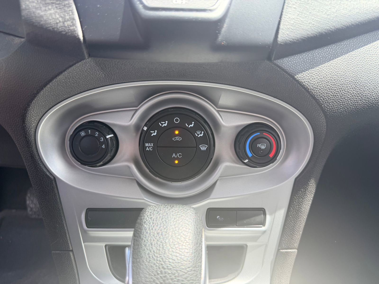 Used 2016 Ford Fiesta SE w/ SE Black Package FWD image 13