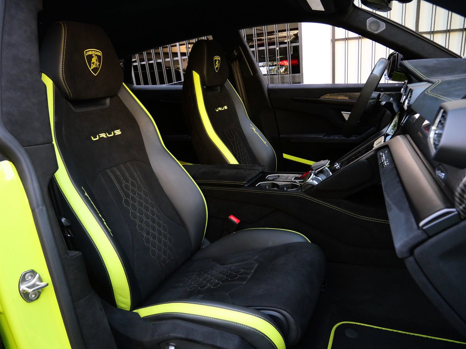 Used 2024 Lamborghini Urus Performante AWD/4WD image 8