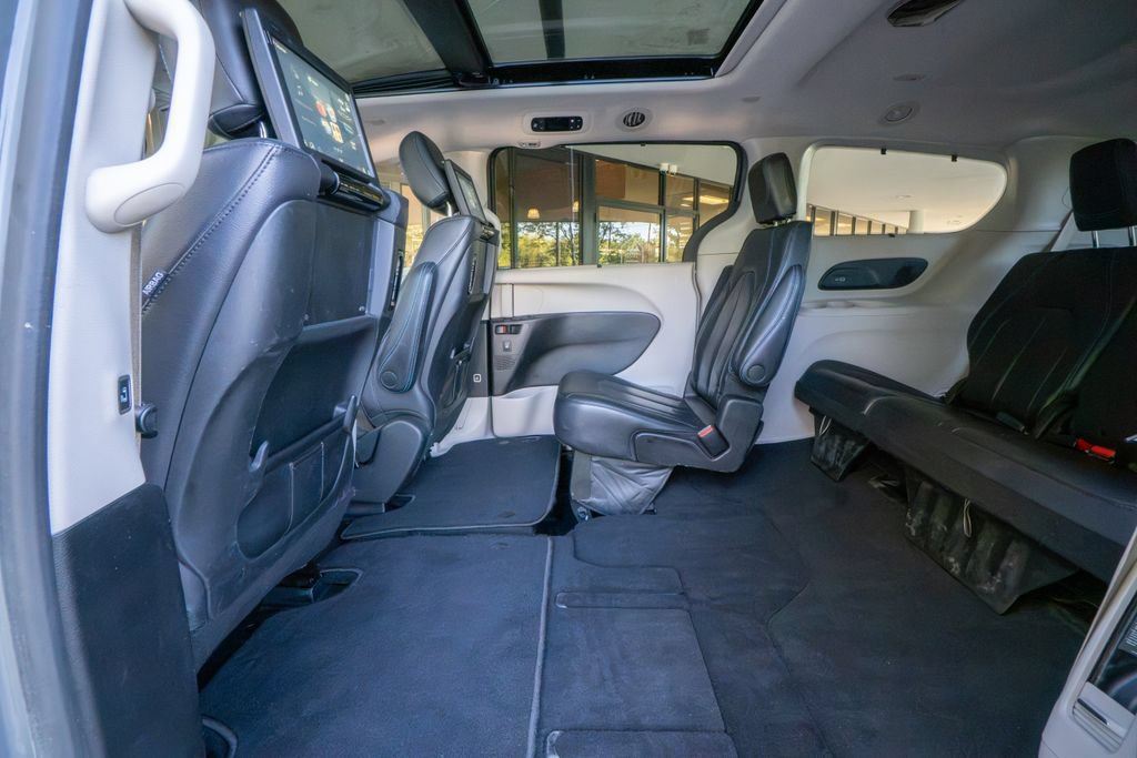 Used 2021 Chrysler Pacifica Touring-L w/ Uconnect Theater Family Group FWD image 17