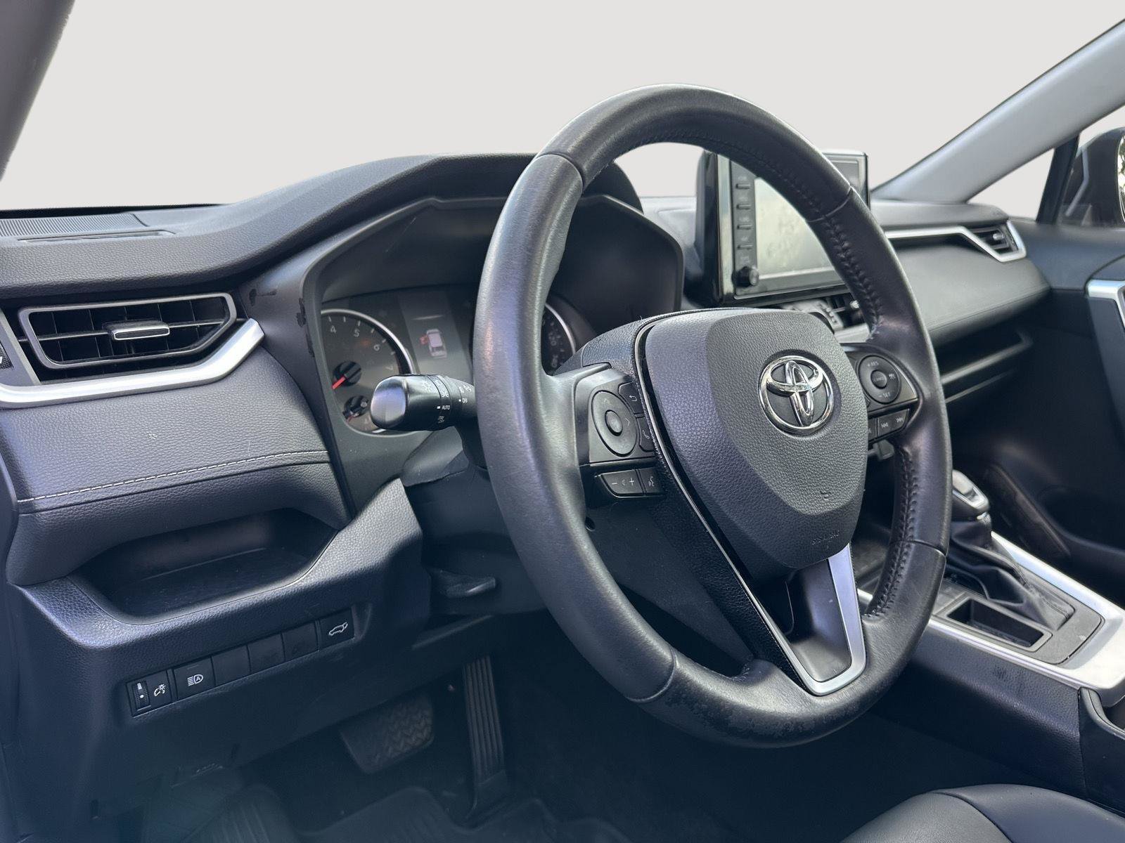 Used 2019 Toyota RAV4 XLE Premium FWD image 11