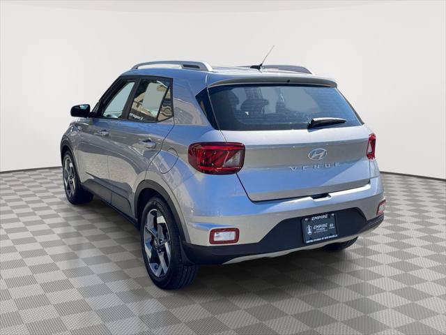 Used 2024 Hyundai Venue SEL FWD image 4