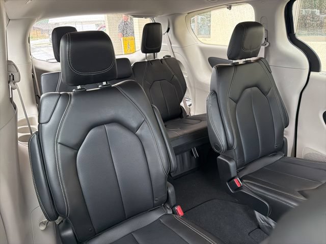 Used 2023 Chrysler Pacifica Touring-L AWD/4WD image 21