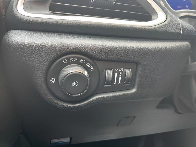 Used 2025 Chrysler Pacifica Select FWD image 14
