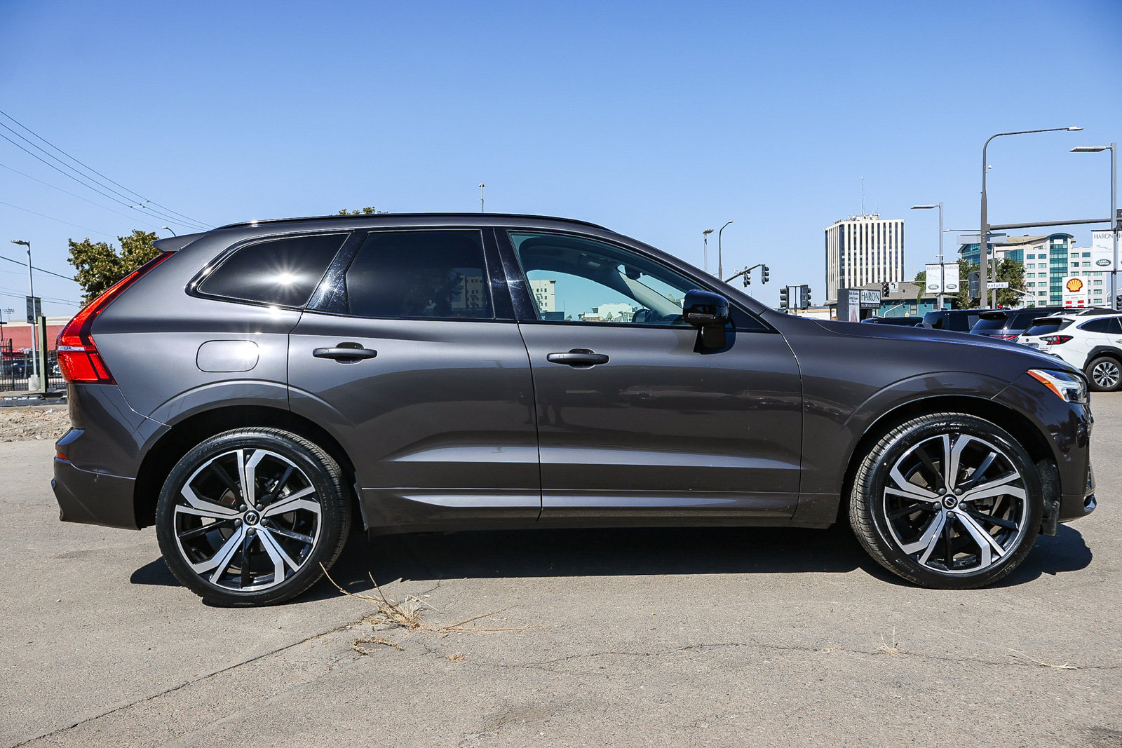 Used 2023 Volvo XC60 B5 Ultimate w/ Protection Package Premier FWD image 4