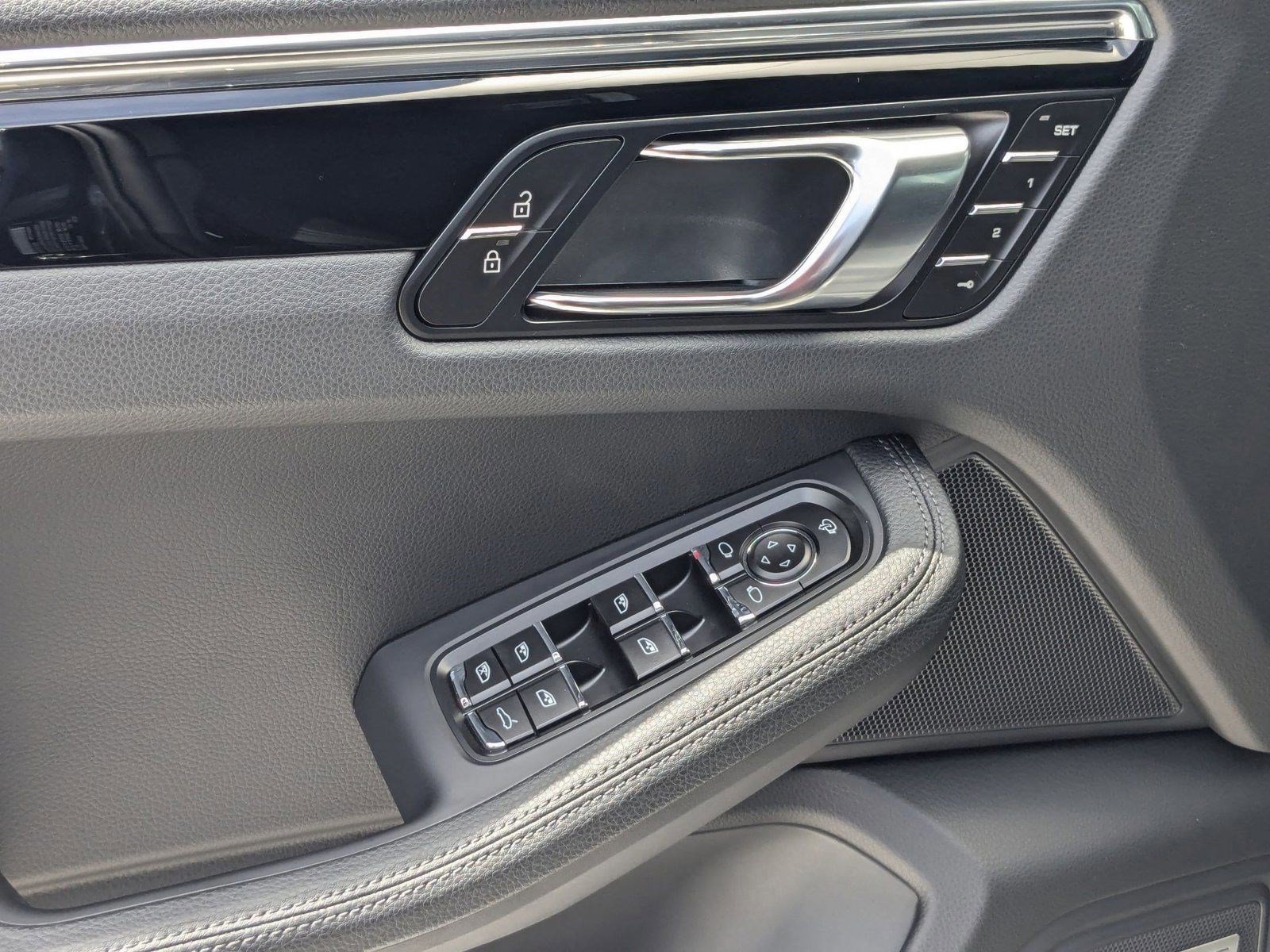 Certified 2025 Porsche Macan image 15