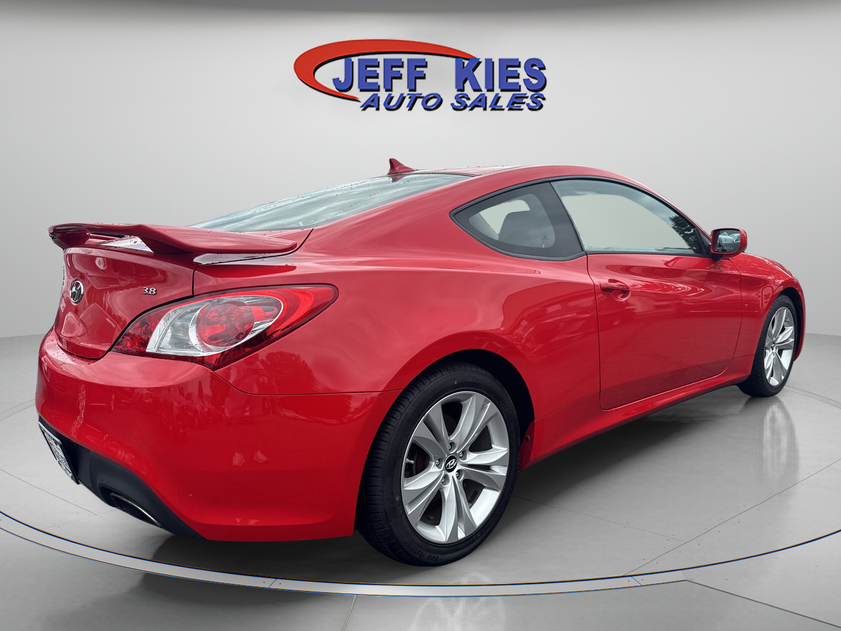 Used 2010 Hyundai Genesis 3.8 RWD image 5