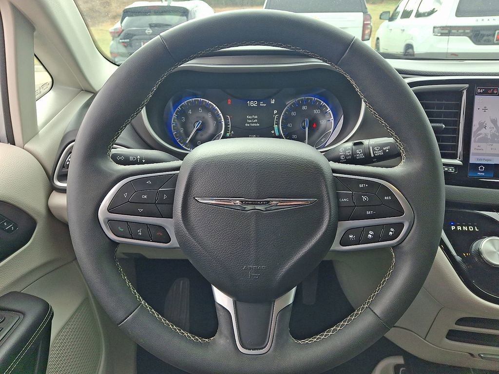 Used 2024 Chrysler Pacifica Touring-L FWD image 19