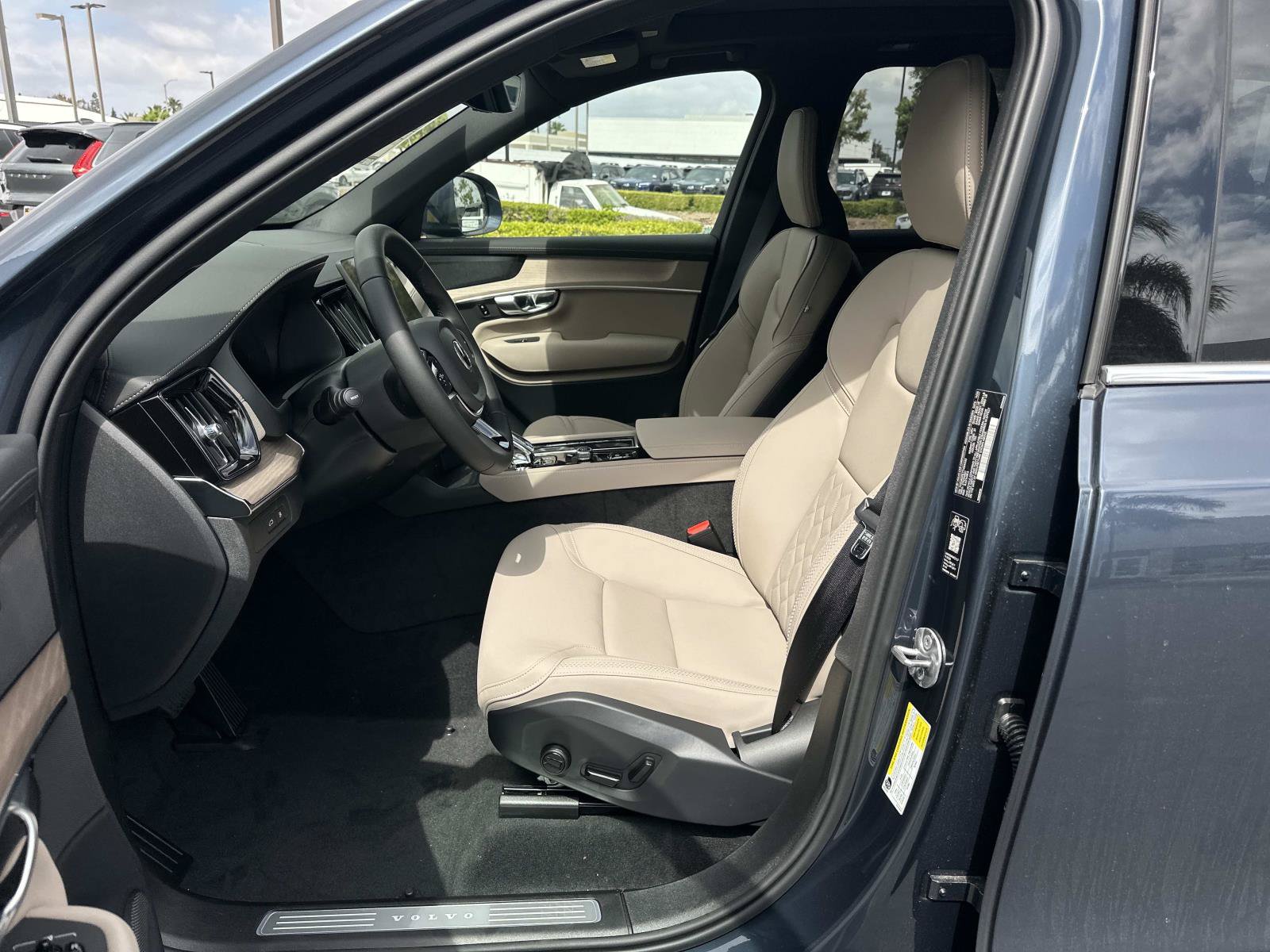 New 2026 Volvo XC90 T8 Plus w/ Protection Package Premier AWD/4WD image 13