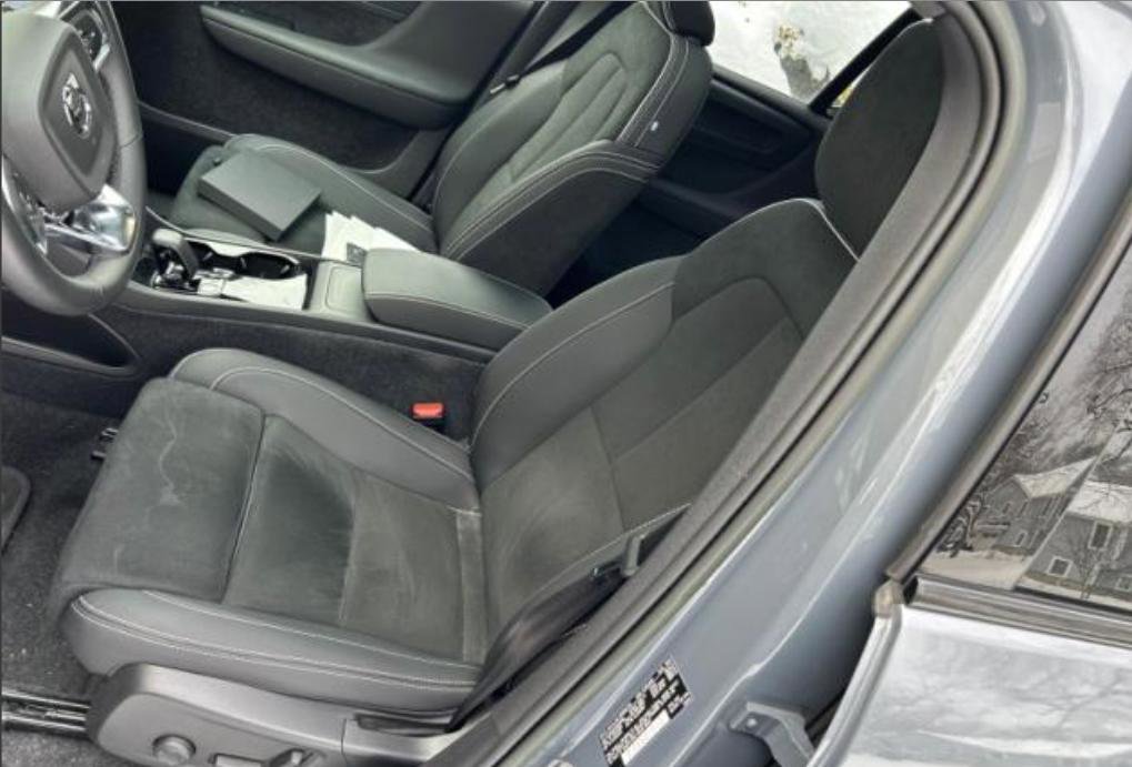 Used 2023 Volvo XC40 Recharge Ultimate image 23