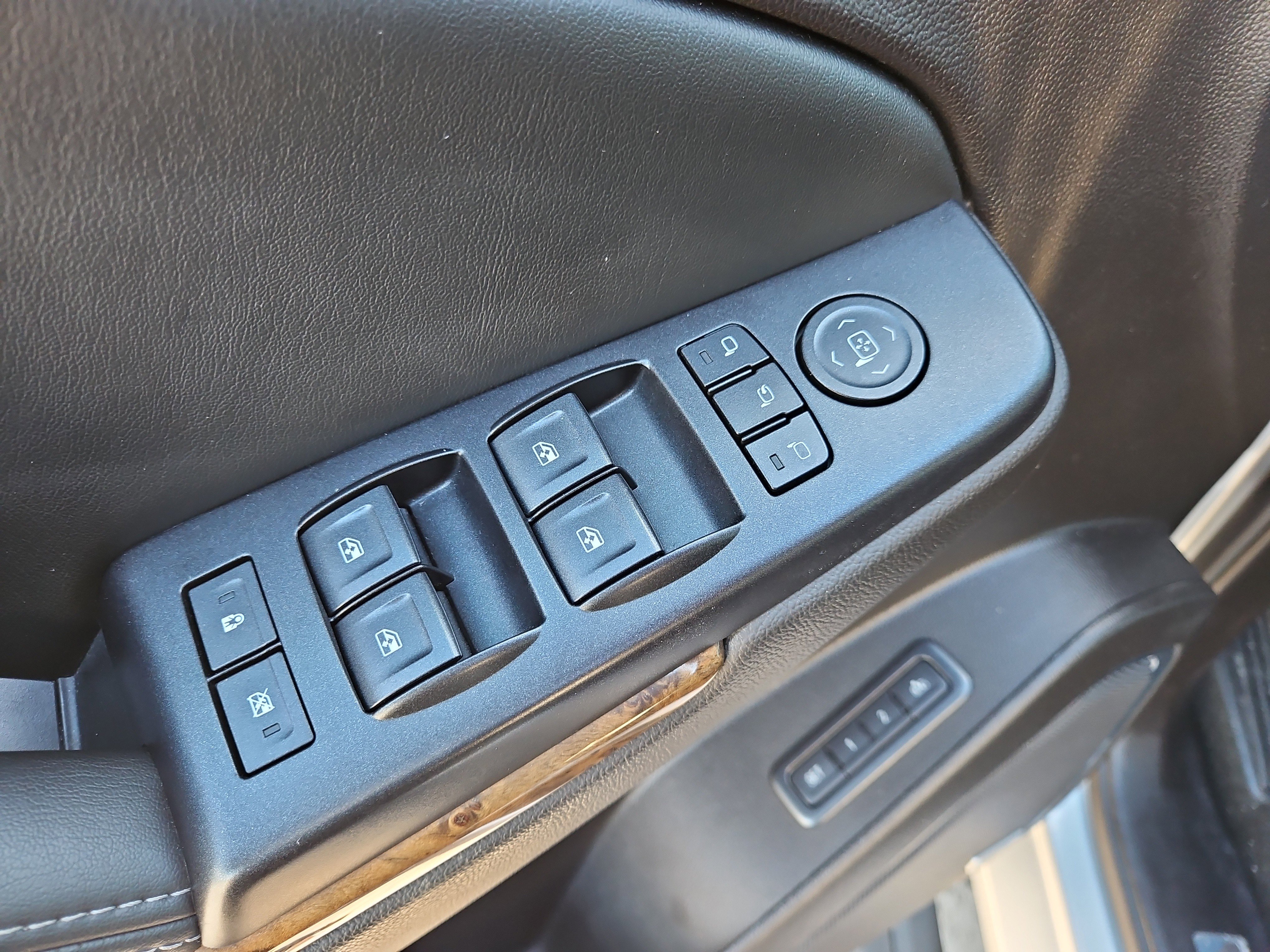 Used 2015 GMC Yukon Denali w/ Premium Package image 17