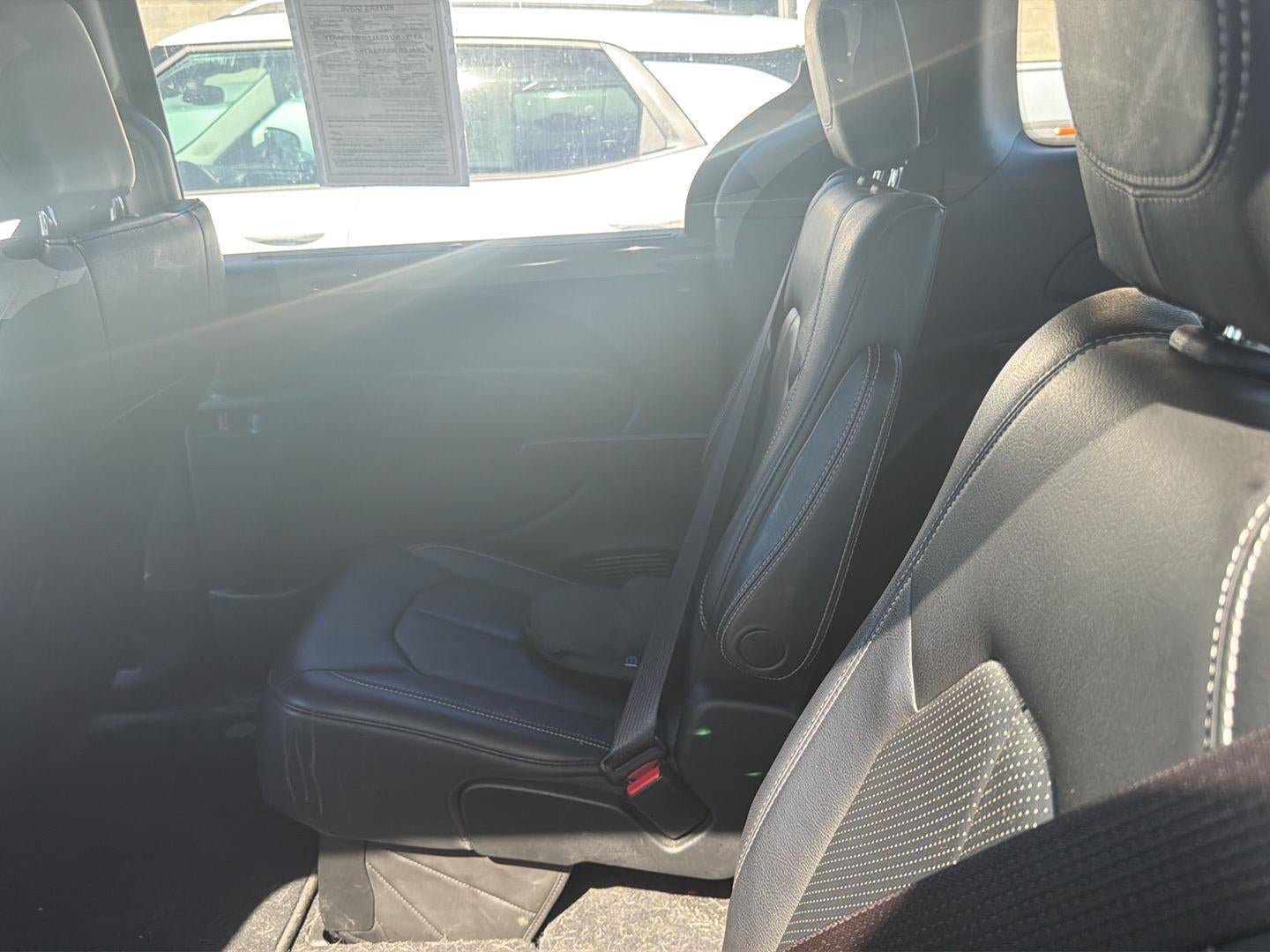 Used 2020 Chrysler Pacifica Touring-L FWD image 11