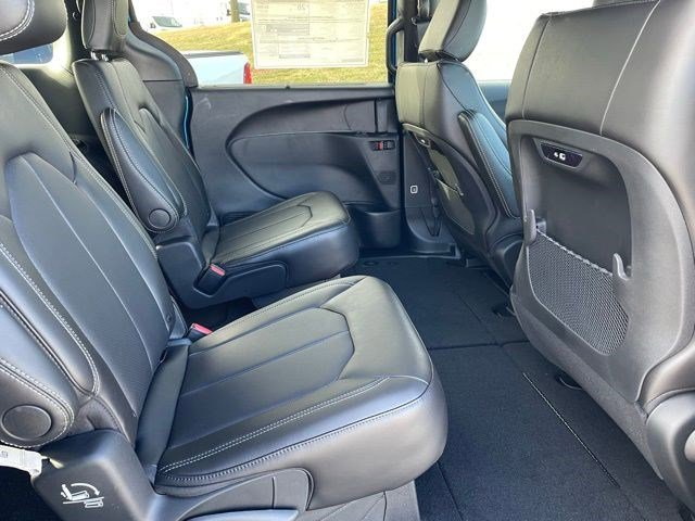 New 2026 Chrysler Pacifica Select w/ S Appearance Package image 12