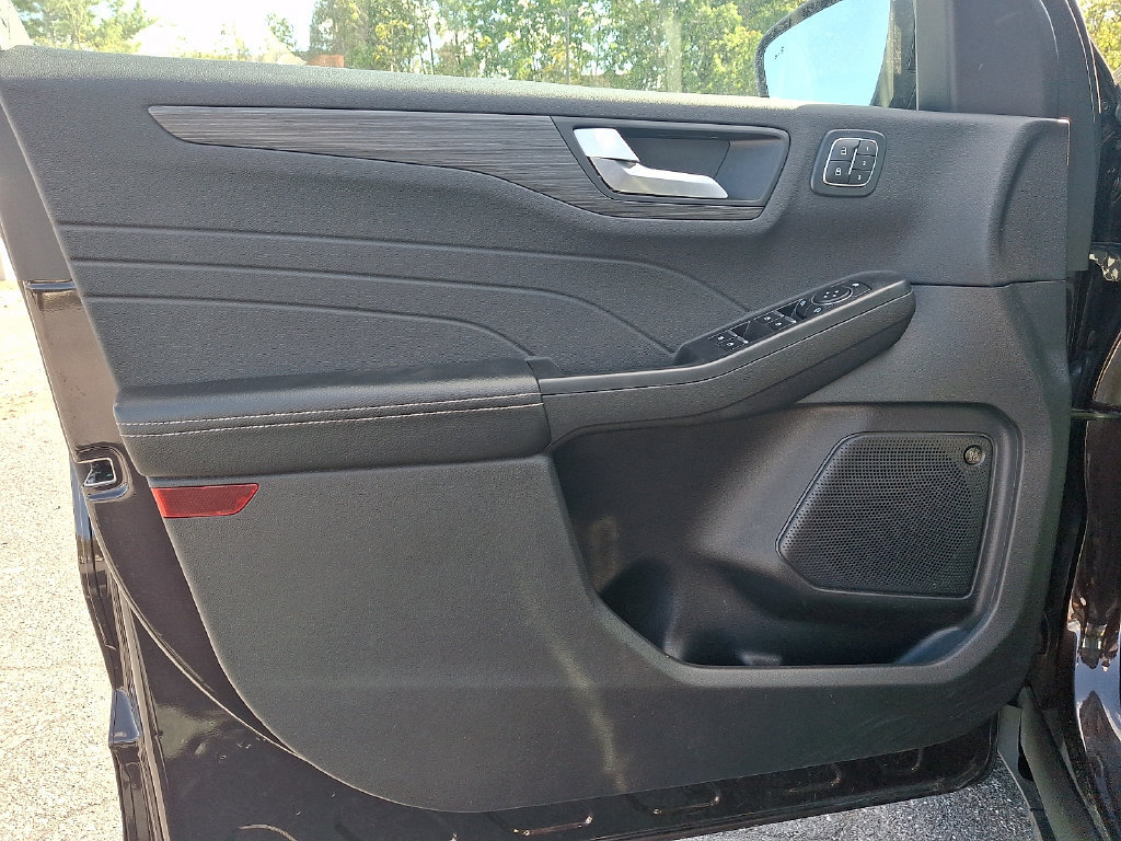 Used 2023 Ford Escape Platinum w/ Premium Technology Package AWD/4WD image 12
