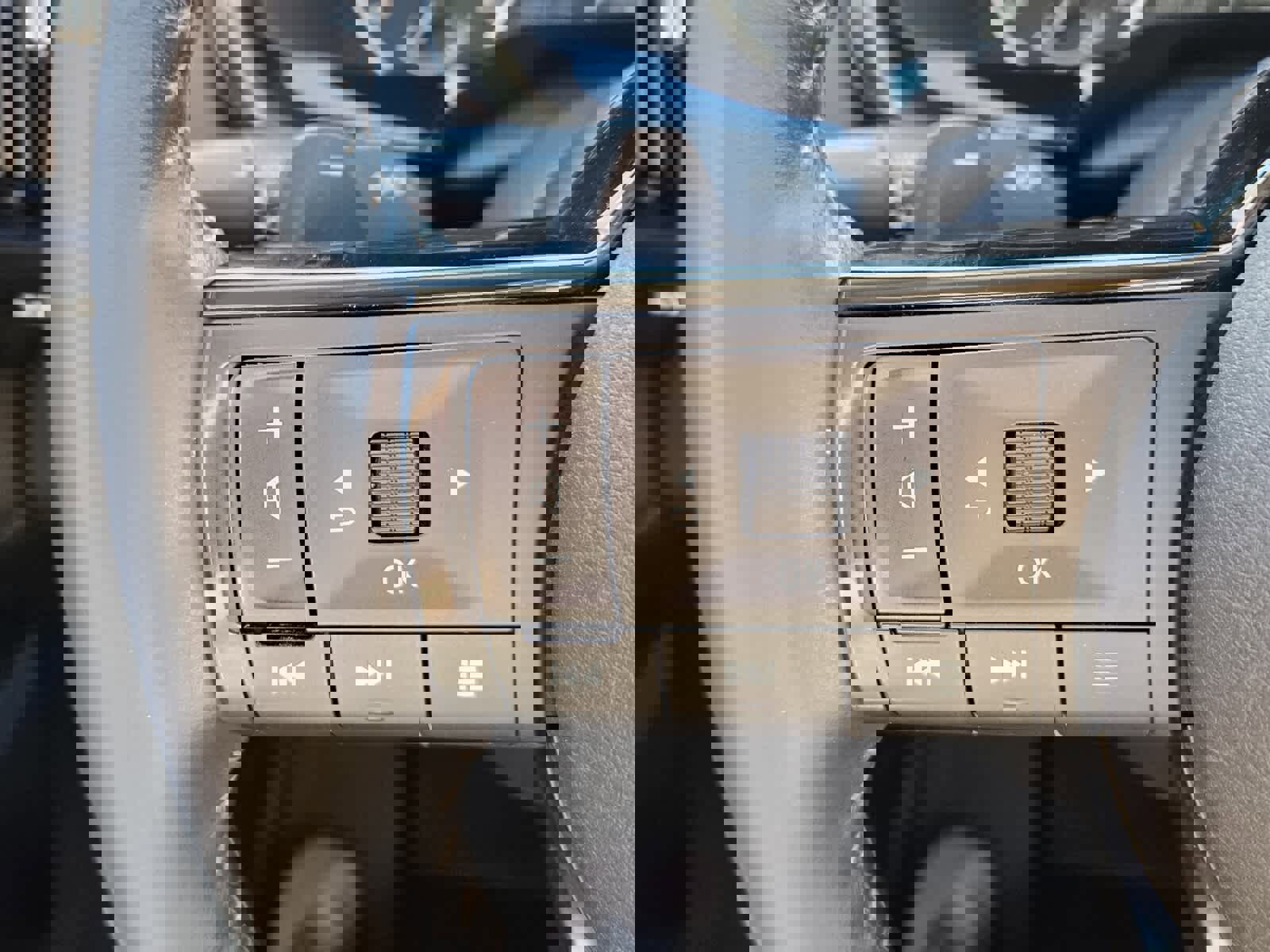 Used 2022 Nissan Pathfinder SV w/ SV Black Package image 12