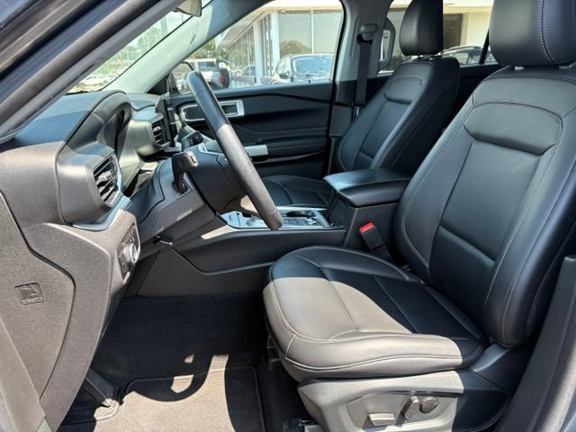 Used 2024 Ford Explorer XLT w/ Equipment Group 202A AWD/4WD image 4