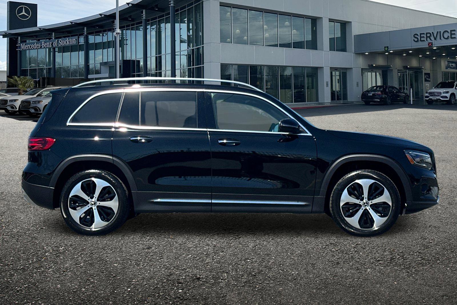 New 2025 Mercedes-Benz GLB 250 4MATIC image 3