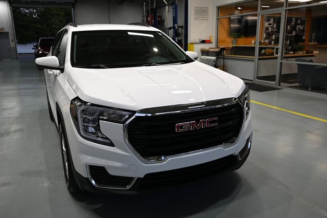 Used 2023 GMC Terrain SLE w/ Driver Convenience Package image 3