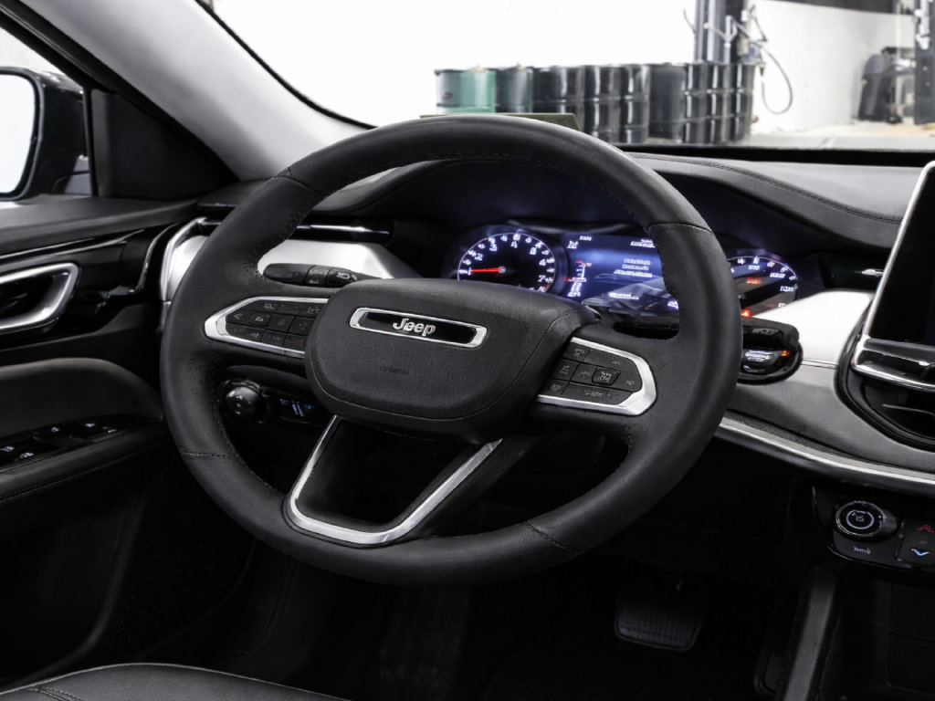Used 2025 Jeep Compass Limited AWD/4WD image 15