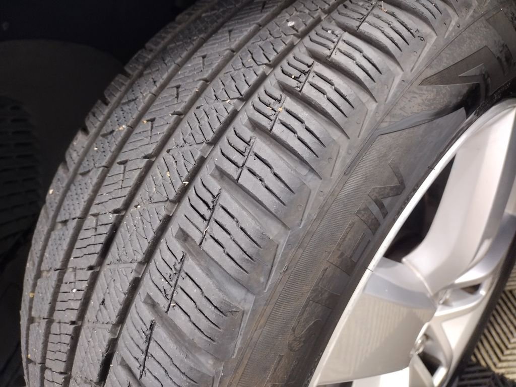 Used 2012 Volkswagen Touareg TDI image 5