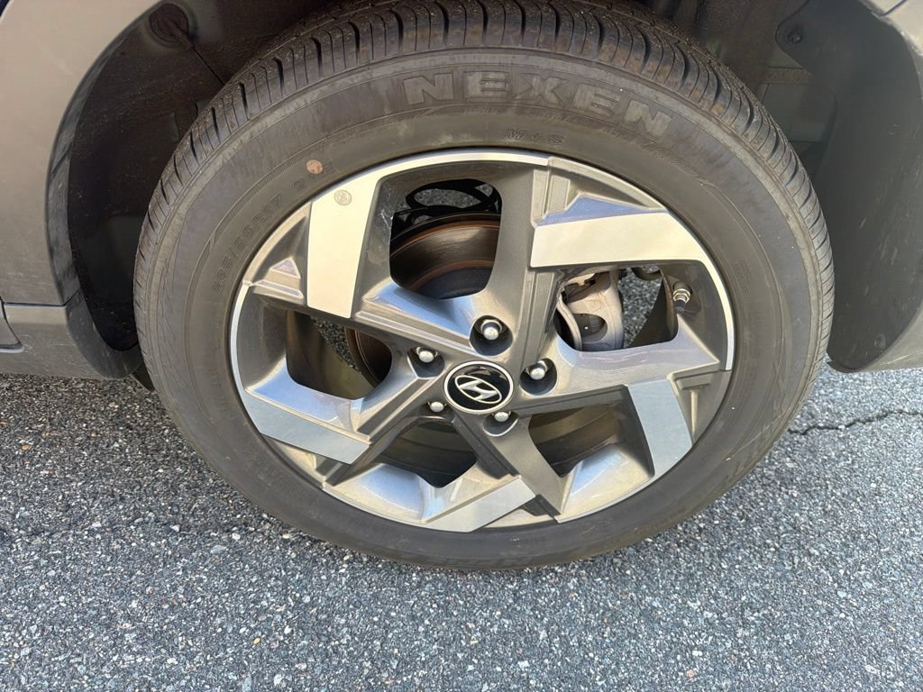 Used 2025 Hyundai Venue SEL FWD image 11