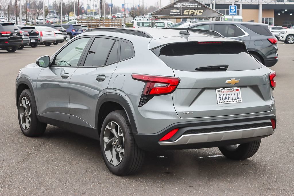 Used 2025 Chevrolet Trax LT w/ LT Convenience Package image 2