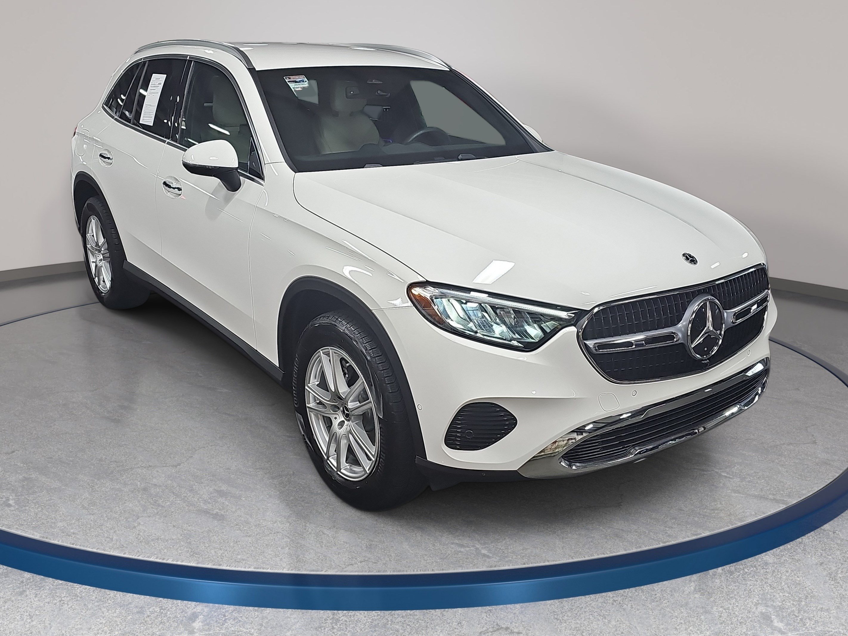 Used 2025 Mercedes-Benz GLC 300 4MATIC image 4