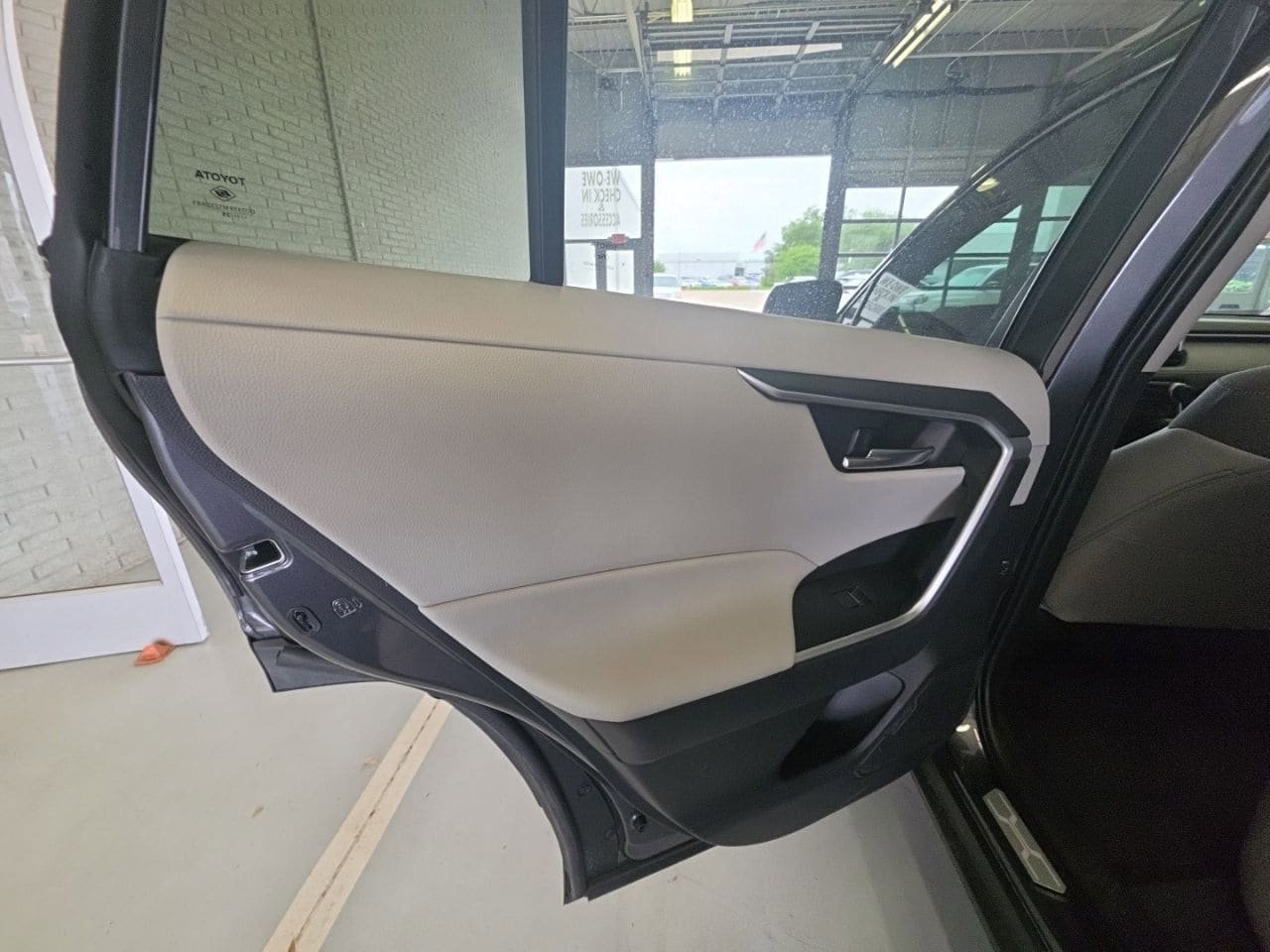 Used 2025 Toyota RAV4 XLE FWD image 10