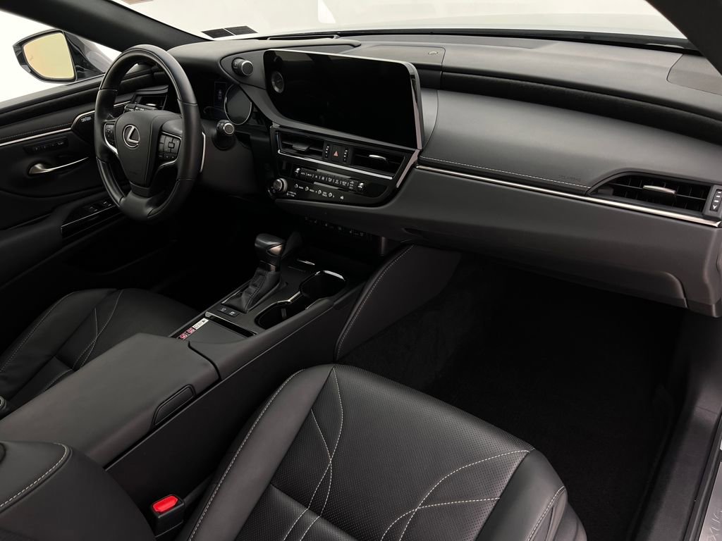 Used 2023 Lexus ES 300h Ultra Luxury image 13