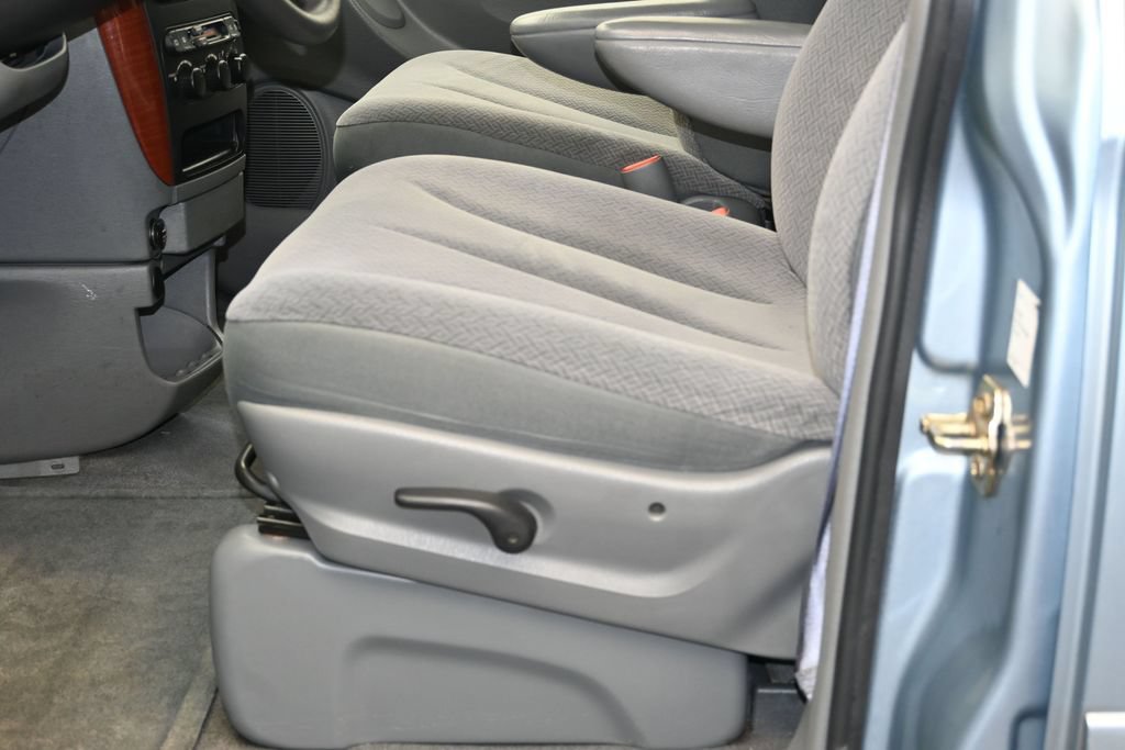 Used 2005 Chrysler Town & Country LX w/ Popular Equipment Group II FWD image 18