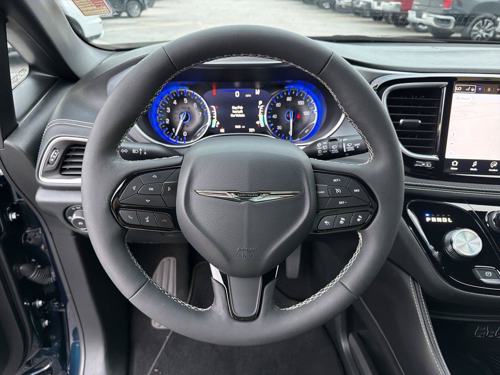 Used 2025 Chrysler Pacifica Limited AWD/4WD image 23