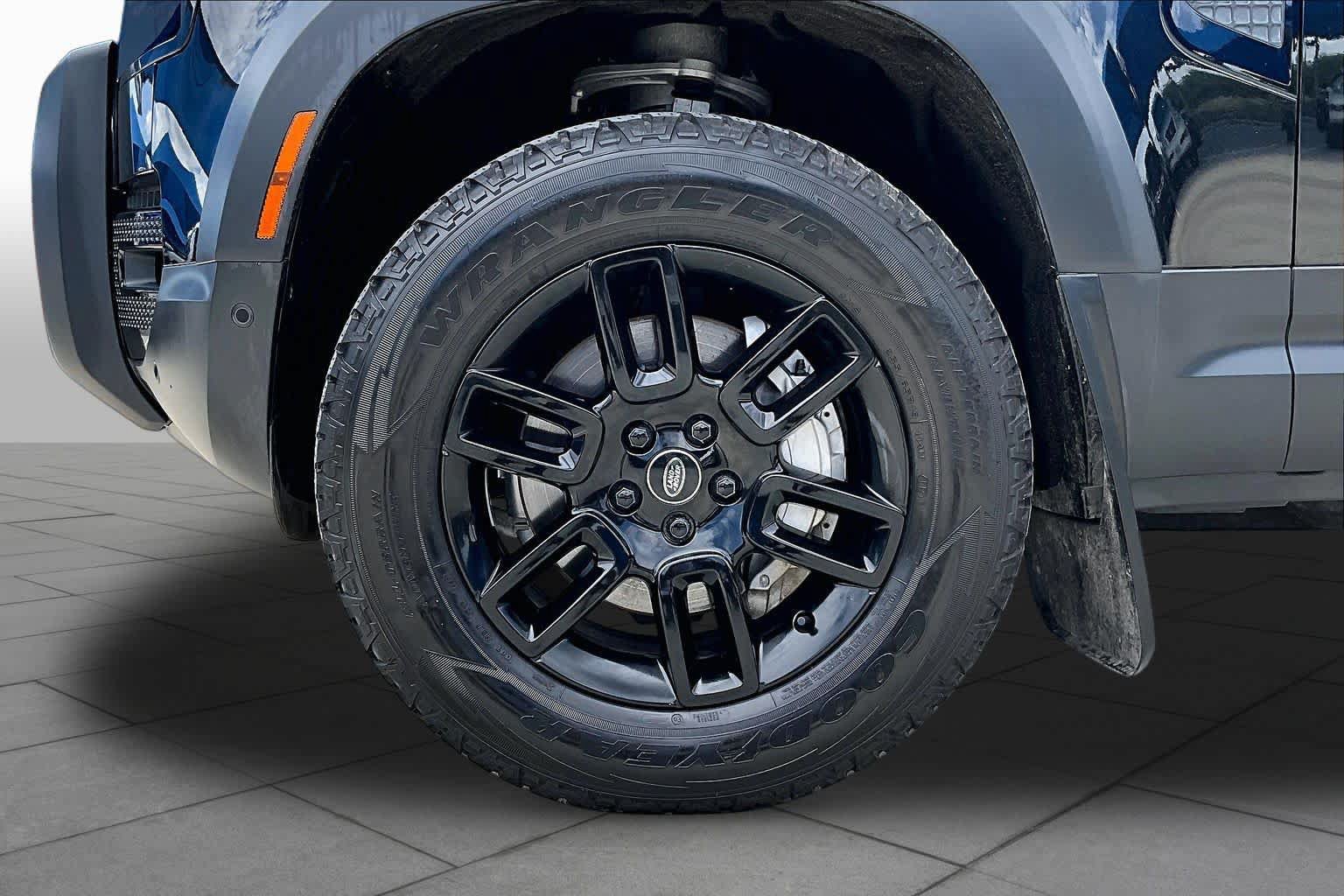 Used 2023 Land Rover Defender 130 SE AWD/4WD image 11