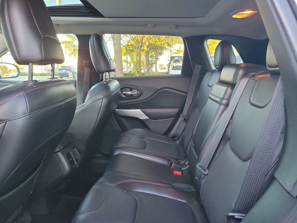 Used 2018 Jeep Cherokee Trailhawk image 8