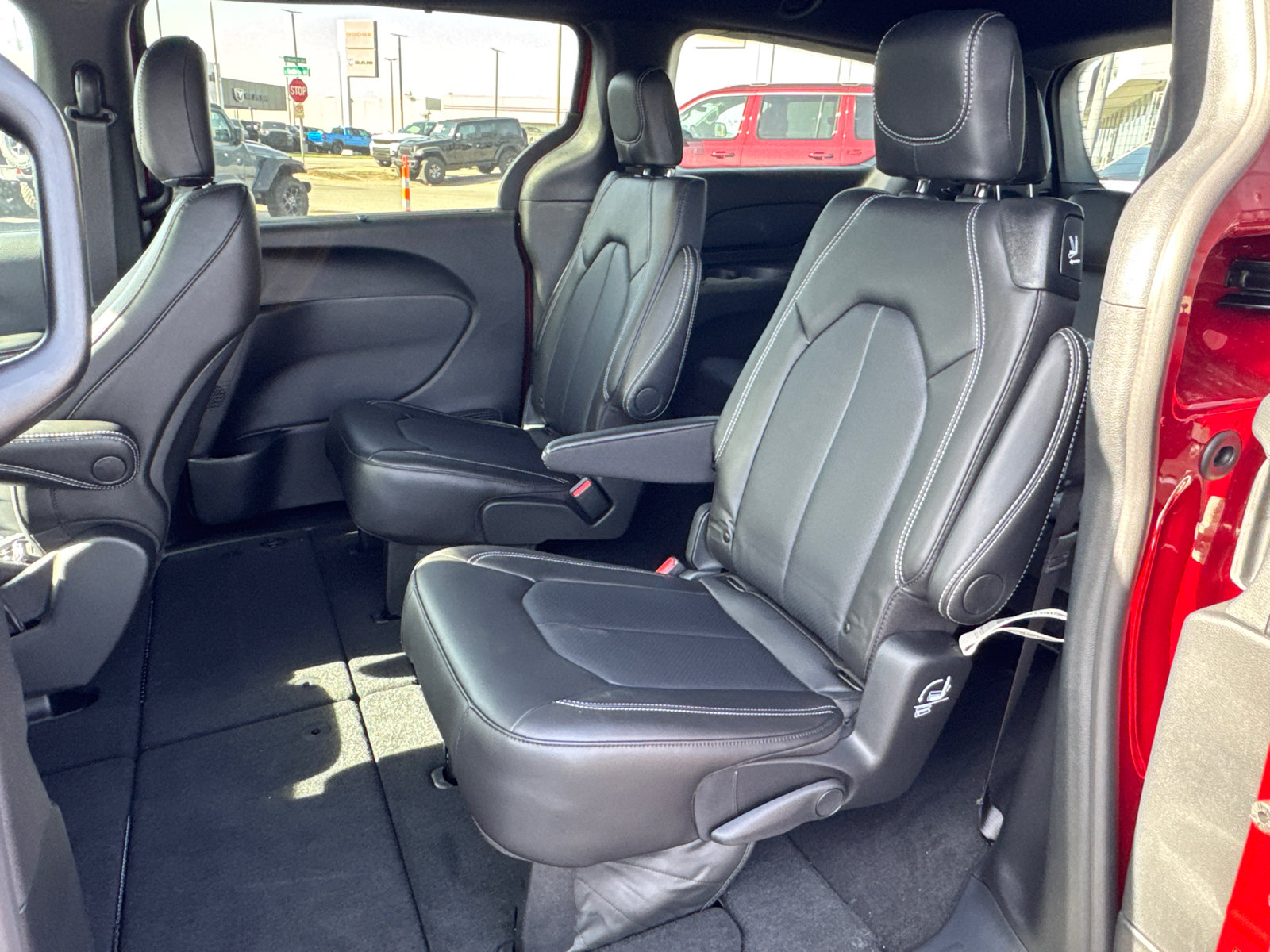 New 2026 Chrysler Pacifica Select w/ S Appearance Package FWD image 7