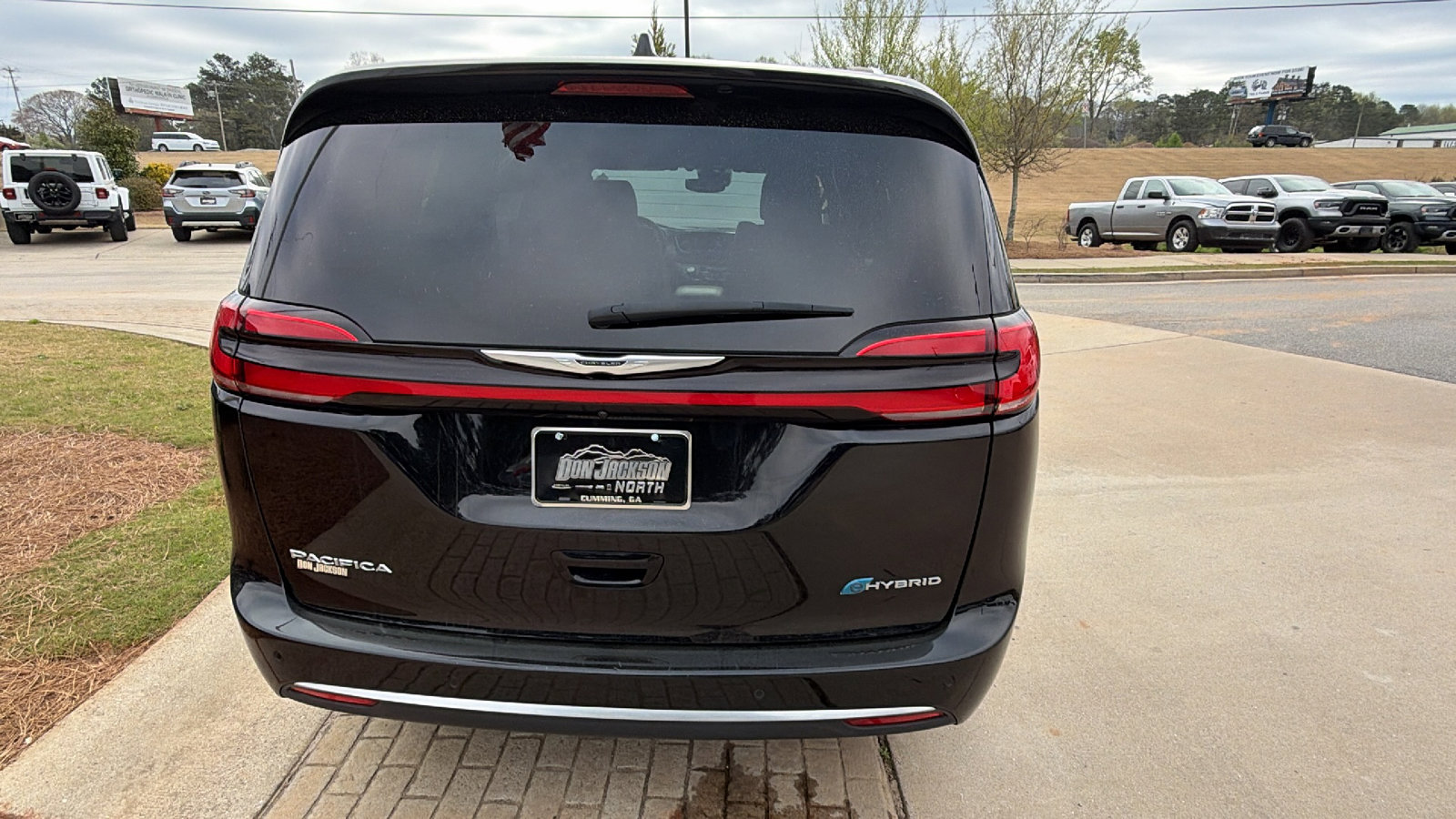 Used 2024 Chrysler Pacifica Pinnacle FWD image 9