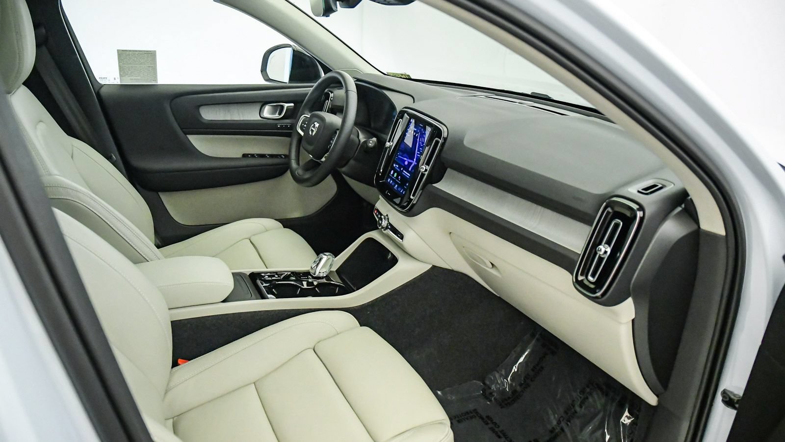 Certified 2026 Volvo XC40 B5 Plus w/ Protection Package Premier AWD/4WD image 16